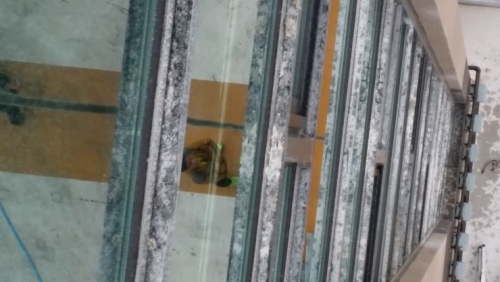 공사중에 엄청오염된 계단창을 반짝반짝하게 청소현장 관련사진